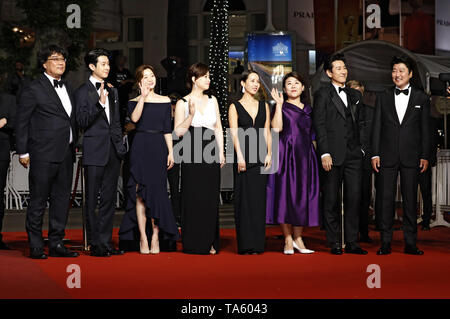 Cannes, France. 21 mai, 2019. Joon-ho Bong, Woo-sik Choi, So-dam Park, Hyae-jin Cho Chang, Yeo-jeong, Jeong-eun, Lee Sun-kyun Lee et Kang-ho Song participant à la '/Gisaengchung Parasite' premiere pendant le 72e Festival du Film de Cannes au Palais des Festivals le 21 mai 2019 à Cannes, France | worldwide Credit : dpa/Alamy Live News Banque D'Images