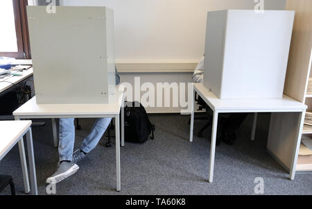 Rostock, Allemagne. 17 mai, 2019. Dans la liste électorale et le vote par correspondance, les électeurs du bureau de remplir leur bulletin de vote pour les citoyens européens, et des élections des maires le 26 mai 2019. Le vote postal est de plus en plus populaire. Dans les élections fédérales de 2017 dans le Mecklembourg-Poméranie-Occidentale, 23,9  % de tous les électeurs de voter par lettre, contre 18,2  % quatre ans plus tôt. Crédit : Bernd Wüstneck/dpa-Zentralbild/ZB/dpa/Alamy Live News Banque D'Images