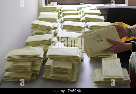 Rostock, Allemagne. 17 mai, 2019. Dans la liste électorale et le vote postal office il y a des enveloppes avec des bulletins de vote remplis pour l'élection des citoyens le 26 mai 2019 sur un seul tableau. Le vote postal est de plus en plus populaire. Dans les élections fédérales de 2017 dans le Mecklembourg-Poméranie-Occidentale, 23,9  % de tous les électeurs de voter par lettre, contre 18,2  % quatre ans plus tôt. Crédit : Bernd Wüstneck/dpa-Zentralbild/ZB/dpa/Alamy Live News Banque D'Images