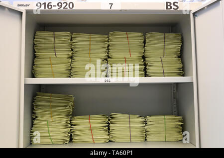 Rostock, Allemagne. 17 mai, 2019. Enveloppes avec des bulletins de vote remplis pour l'élection des citoyens le 26 mai 2019 sont dans une armoire dans la liste électorale et le vote par bureau. Le vote postal est de plus en plus populaire. Dans les élections fédérales de 2017 dans le Mecklembourg-Poméranie-Occidentale, 23,9  % de tous les électeurs de voter par lettre, contre 18,2  % quatre ans plus tôt. Crédit : Bernd Wüstneck/dpa-Zentralbild/ZB/dpa/Alamy Live News Banque D'Images