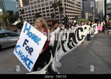 21 mai 2019 - Los Angeles, CA, United States - Un activiste vu holding a placard qui dit klaxonne pour choix pendant la manifestation..Les femmes défenseurs des droits de l'homme ont protesté contre les restrictions sur l'avortement après l'Alabama a adopté la plus restrictive l'interdiction de l'avortement aux États-Unis. Les interdictions d'arrêt similaires Journée d'action pour les droits à l'avortement des rassemblements ont eu lieu dans tout le pays. (Crédit Image : © Tivony Ronen/SOPA des images à l'aide de Zuma sur le fil) Banque D'Images