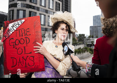 21 mai 2019 - Los Angeles, CA, United States - Un activiste vu holding a placard couvert de faux sang qui dit se rappeler les bons vieux jours pendant la manifestation..Les femmes défenseurs des droits de l'homme ont protesté contre les restrictions sur l'avortement après l'Alabama a adopté la plus restrictive l'interdiction de l'avortement aux États-Unis. Les interdictions d'arrêt similaires Journée d'action pour les droits à l'avortement des rassemblements ont eu lieu dans tout le pays. (Crédit Image : © Tivony Ronen/SOPA des images à l'aide de Zuma sur le fil) Banque D'Images