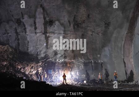 Beijing, Chine. 8e août, 2017. Les travailleurs ont vu sur le site de construction de la Grande Muraille de la station de chemin de fer Beijing-Zhangjiakou sous la Grande Muraille de Badaling, à Beijing, capitale de Chine, le 8 août 2017. Crédit : Li Wen/Xinhua/Alamy Live News Banque D'Images