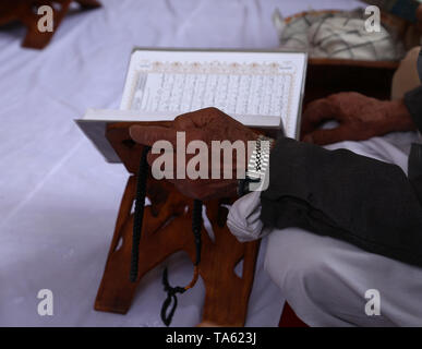 (190522) -- KABOUL, 22 mai 2019 (Xinhua) -- un homme afghan lit le Coran pendant le mois sacré du Ramadan dans une mosquée de Kaboul, Afghanistan, le 21 mai 2019. (Xinhua/Sayed Momizadah) Banque D'Images