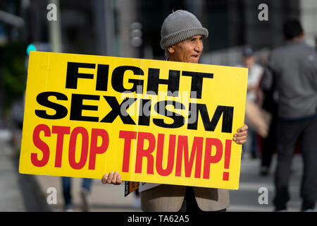 Une activiste vu holding a placard qui dit lutter contre le sexisme arrêter Trump pendant la manifestation. Les femmes défenseurs des droits de l'homme ont protesté contre les restrictions sur l'avortement après l'Alabama a adopté la plus restrictive l'interdiction de l'avortement aux États-Unis. Les interdictions d'arrêt similaires Journée d'action pour les droits à l'avortement des rassemblements ont eu lieu dans tout le pays. Banque D'Images