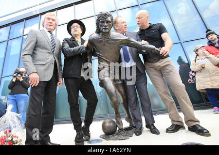 Pat Jennings, l'Irlande du Nord ; gardien record Brian Kennedy, qui a chanté à la George Best's 2005 funérailles ; la Coupe du Monde de légende à Gerry Armstrong, et l'artiste Belfast Tony Currie, qui a créé la sculpture grandeur nature. Crédit : Paul McErlane/Alamy Live News Banque D'Images