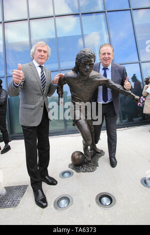 Belfast, County Antrim, Northern, Irlande. 22 mai, 2019. Pat Jennings (à gauche) et Gerry Armstrong (à droite), tous deux anciens footballeurs de l'Irlande du Nord se sont réunis à l'Olympia Monument à Belfast pour l'inauguration d'une statue en bronze de feu George Best, sur ce qu'aurait été le 73e anniversaire de la légende du football. Crédit : Paul McErlane/Alamy Live News Banque D'Images