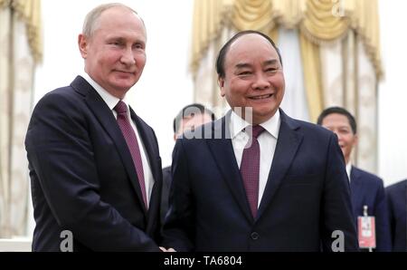 Moscou, Russie. 22 mai, 2019. Le président russe Vladimir Poutine, gauche, accueille le Premier ministre vietnamien Nguyen Xuan Phuc avant leurs réunions au Kremlin, le 22 mai 2019 à Moscou, Russie. Credit : Planetpix/Alamy Live News Banque D'Images