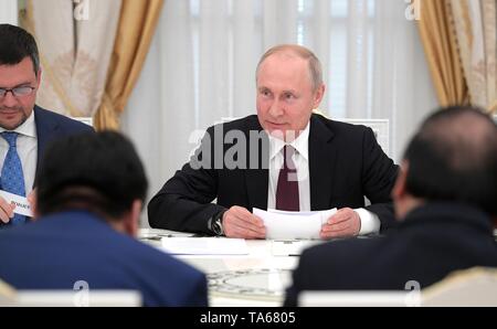 Moscou, Russie. 22 mai, 2019. Le président russe Vladimir Poutine, centre, au cours d'une réunion élargie avec Premier ministre vietnamien Nguyen Xuan Phuc et délégations au Kremlin, le 22 mai 2019 à Moscou, Russie. Credit : Planetpix/Alamy Live News Banque D'Images