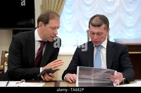 Moscou, Russie. 22 mai, 2019. Le Ministre russe de l'Industrie et du Commerce Denis Manturov, gauche, et ministre du Travail et de la Protection Sociale Maxim Topilin avant la réunion du gouvernement organisé par le président Vladimir Poutine au Kremlin, le 22 mai 2019 à Moscou, Russie. Credit : Planetpix/Alamy Live News Banque D'Images