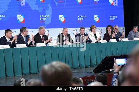 Moscou, Russie. 22 mai, 2019. Le président russe Vladimir Poutine est applaudi pendant le 10ème congrès de la Fédération des syndicats indépendants, le 22 mai 2019 à Moscou, Russie. Credit : Planetpix/Alamy Live News Banque D'Images