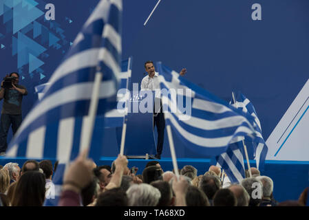 Athènes, Grèce. 22 mai 2019. KYRIAKOS MITSOTAKIS, chef du parti conservateur Nouvelle démocratie traite de partisans. Nouvelle Démocratie fans ont assisté à la partie principale du rassemblement pré-électoral à Athènes en tant que Grecs vont voter pour le Parlement européen et les municipalités le 26 mai.© Nikolas Georgiou / Alamy Live News Banque D'Images