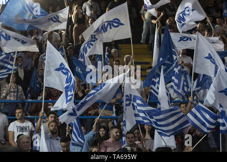 Athènes, Grèce. 22 mai, 2019. Des partisans du parti conservateur Nouvelle démocratie agitent des drapeaux et crier des slogans. Nouvelle Démocratie fans ont assisté à la partie principale du rassemblement pré-électoral à Athènes en tant que Grecs vont voter pour le Parlement européen et les municipalités le 26 mai. Credit : Nikolas Georgiou/ZUMA/Alamy Fil Live News Banque D'Images