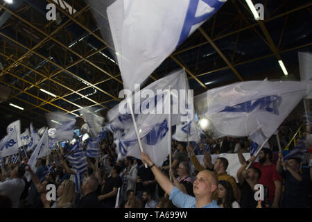 Athènes, Grèce. 22 mai, 2019. Des partisans du parti conservateur Nouvelle démocratie agitent des drapeaux et crier des slogans. Nouvelle Démocratie fans ont assisté à la partie principale du rassemblement pré-électoral à Athènes en tant que Grecs vont voter pour le Parlement européen et les municipalités le 26 mai. Credit : Nikolas Georgiou/ZUMA/Alamy Fil Live News Banque D'Images