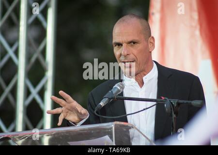 Athènes, Grèce. 22 mai, 2019. Yanis Varoufakis, ancien ministre grec des finances, et aujourd'hui candidat à la DiEM25 - MeRA25 vu parler pendant la présentation.Présentation de DiEM25 - MeRA25 pour les élections du Parlement européen. Credit : Nikolas Joao/Kokovlis SOPA Images/ZUMA/Alamy Fil Live News Banque D'Images