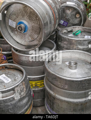 En aluminium ou acier inoxydable en barils de bière / kegs (noms de produits de marque sont visibles sur les étiquettes pour un usage éditorial). Banque D'Images