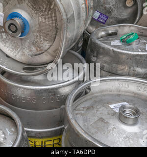 En aluminium ou acier inoxydable en barils de bière / kegs (noms de produits de marque sont visibles sur les étiquettes pour un usage éditorial). Banque D'Images