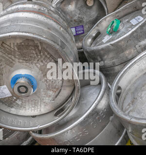 En aluminium ou acier inoxydable en barils de bière / kegs (noms de produits de marque sont visibles sur les étiquettes pour un usage éditorial). Banque D'Images