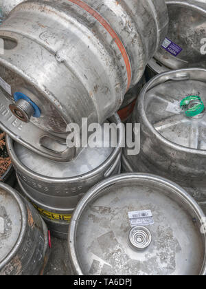 En aluminium ou acier inoxydable en barils de bière / kegs (noms de produits de marque sont visibles sur les étiquettes pour un usage éditorial). Banque D'Images