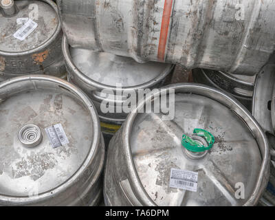 En aluminium ou acier inoxydable en barils de bière / kegs (noms de produits de marque sont visibles sur les étiquettes pour un usage éditorial). Banque D'Images