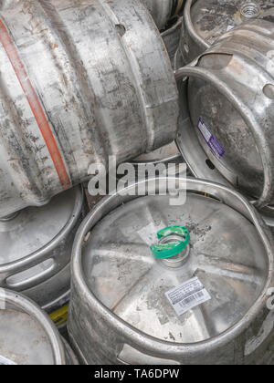 En aluminium ou acier inoxydable en barils de bière / kegs (noms de produits de marque sont visibles sur les étiquettes pour un usage éditorial). Banque D'Images