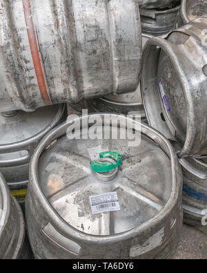 En aluminium ou acier inoxydable en barils de bière / kegs (noms de produits de marque sont visibles sur les étiquettes pour un usage éditorial). Banque D'Images