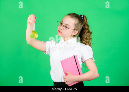 Concept de l'éducation. Les mesures de sécurité. Petit enfant de l'étude. Leçon de chimie. L'expérience éducative. Relations sérieuses in chimie. Jour des connaissances. Lycéenne avec des liquides chimiques. S'amuser avec la chimie. Banque D'Images