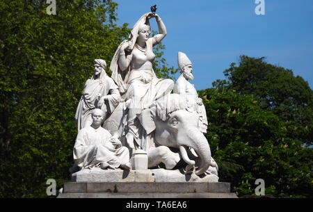 Sculpture près de Prince Albert Memorial, monument gothique à Prince Albert en Kensigton Gardens, Londres. Banque D'Images