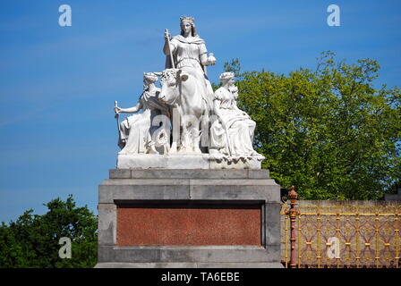 Sculpture près de Prince Albert Memorial, monument gothique à Prince Albert en Kensigton Gardens, Londres. Banque D'Images