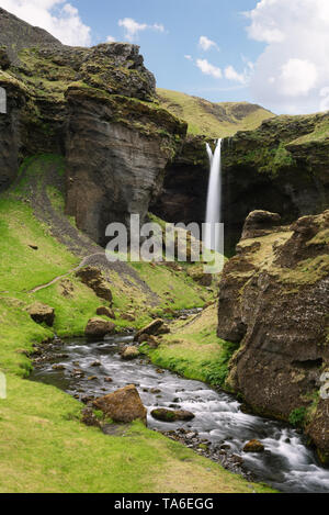 Kvernufoss, chute d'Islande. Belle cascade d'eau dans la gorge verte. Paysage d'été avec vue rivière et rochers Banque D'Images