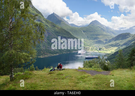 Croisière sur le Geirangerfjord. Un conte par le fjord. Couple bénéficie d'une vue majestueuse en Norvège. Près de la ville touristique Geiranger Banque D'Images