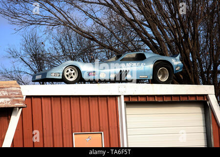 Voiture de sport sur le haut d'un toit du garage Banque D'Images