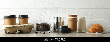 Coffee time accessoires sur table en bois blanc, gris contre l'arrière-plan, de l'espace pour le texte. Pause Banque D'Images