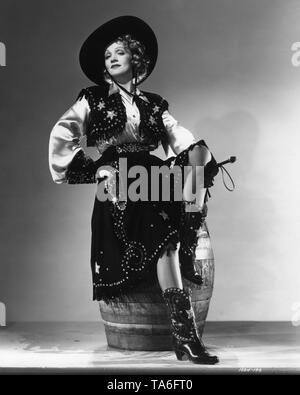 MARLENE DIETRICH comme Frenchy DESTRY RIDES AGAIN 1939 photo portrait par Ray Jones réalisateur George Marshall producteur Joe Pasternak Universal Pictures Banque D'Images