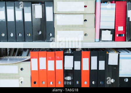 Blanc coloré avec des fichiers dans des dossiers sans droit de l'étagère. L'archivage, des piles de documents à l'office ou la bibliothèque. Unités de stockage de documents physiques Banque D'Images