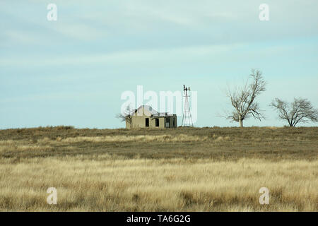 Oklahoma, États-Unis. Paysage en campagne en hiver. Hangar et moulin à vent dans le champ sec. Banque D'Images