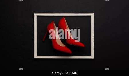 Un studio photo de paire de chaussures sur fond noir. Mise à plat. Banque D'Images