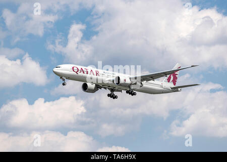 Munich, Allemagne - Mai 02. 2019 : Qatar Airways Boeing 777-3DZ avec l'immatriculation de l'A7-BEK dans l'approche de la partie sud de la piste 26L de la Banque D'Images