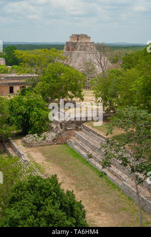 Les ruines mayas de la zone archéologique d'Uxmal, dans la péninsule du Yucatan au Mexique, avec la grande pyramide de l'arrière-plan Banque D'Images