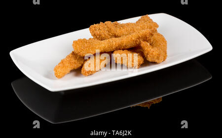 Doigts de poulet isolé sur fond noir avec la réflexion. Studio shot Banque D'Images