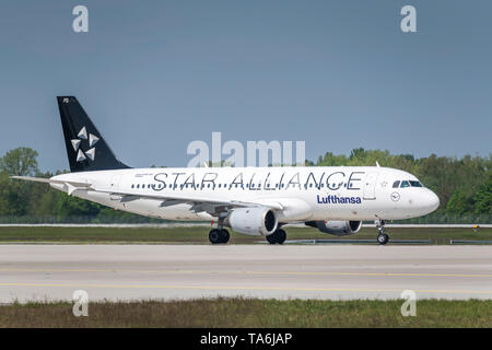 Munich, Allemagne - Mai 02. 2019 : Lufthansa Airbus A320-211 avec l'aéronef numéro d'enregistrement D-AIPD est le roulage au décollage sur la piste du nord Banque D'Images