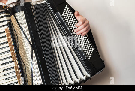 Avec l'accordéoniste accordéon vintage. Photo en gros plan avec soft focus sélectif Banque D'Images