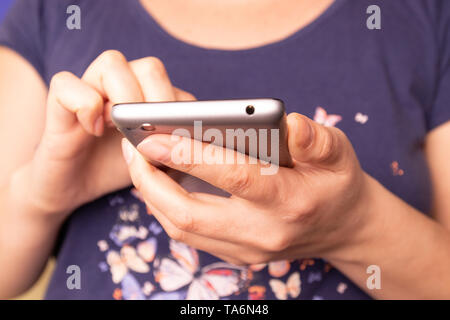 Close up view of woman typing message texte sur smartphone Banque D'Images