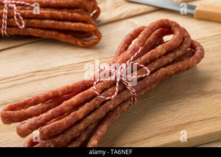 Fine saucisse polonaise Kabanosy close up on a cutting board Banque D'Images
