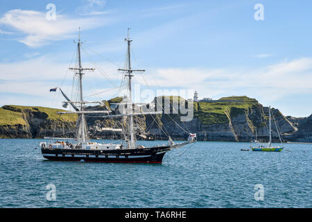 Les Cadets de la TS-phare se trouve royaliste ancré au large de la côte de Lundy Island dans le canal de Bristol, où la formation brig est sur un voyage de six jours en transportant plus de 20 cadets à mer autour de parties de la côte britannique. Banque D'Images