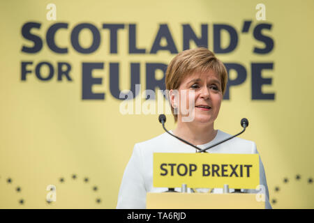 Glasgow, Royaume-Uni. 17 mai 2019. Nicola Sturgeon, Premier Ministre et chef du Parti National Écossais, lance le manifeste électoral européen du SNP dans le Barras dans l'East End de Glasgow aujourd'hui. Le SNP voulez arrêter Brexit et garder des liens avec nos voisins européens et de partenaires commerciaux. Banque D'Images
