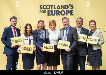 Glasgow, Royaume-Uni. 17 mai 2019. Nicola Sturgeon, Premier Ministre et chef du Parti National Écossais, lance le manifeste électoral européen du SNP dans le Barras dans l'East End de Glasgow aujourd'hui. Le SNP voulez arrêter Brexit et garder des liens avec nos voisins européens et de partenaires commerciaux. Banque D'Images