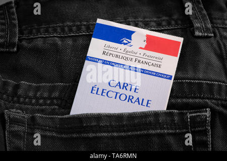 Carte d'électeur électoral français permettant aux officiels du gouvernement de vote papier dans la poche arrière de jeans , France Banque D'Images