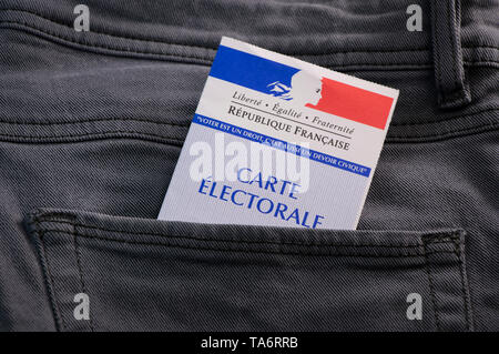 Carte d'électeur électoral français permettant aux officiels du gouvernement de vote papier dans la poche arrière de jeans , France Banque D'Images