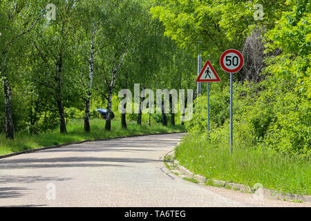 Différents panneaux routiers sur la route signalisation de danger. Banque D'Images